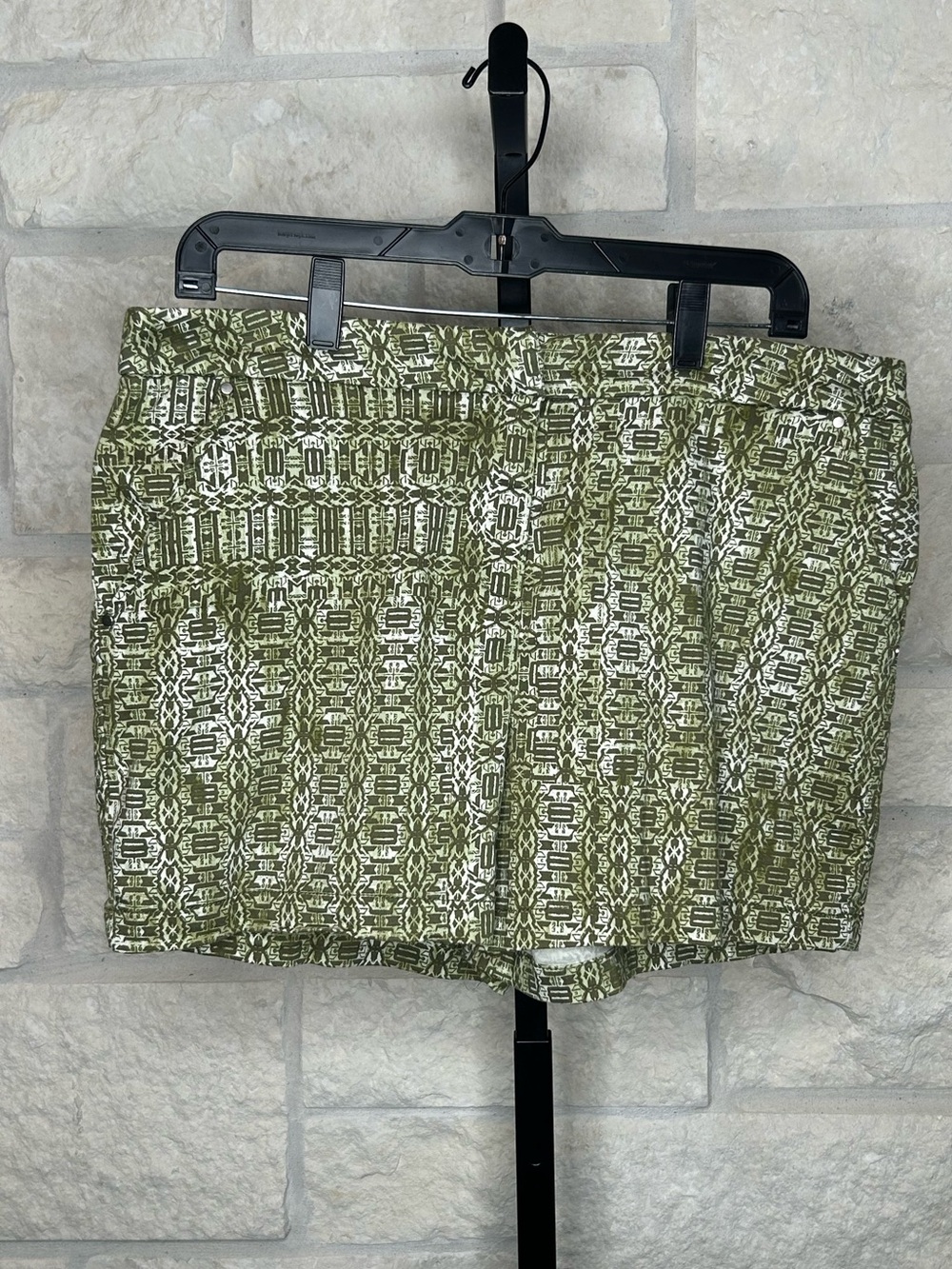 Dept 222 Women's size 10 Tribal or itkat style Patterned Shorts